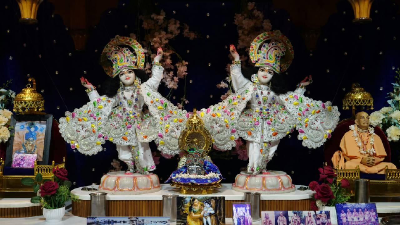 Shri Radha Raman Temple, Vrindavan
This 16th-century temple is revered for its self-manifested (Swayambhu) idol of Krishna, which was formed from a Shaligram Shila. It is one of the seven main temples of Vrindavan and is known for its deep spiritual energy and devotion to Radha and Krishna